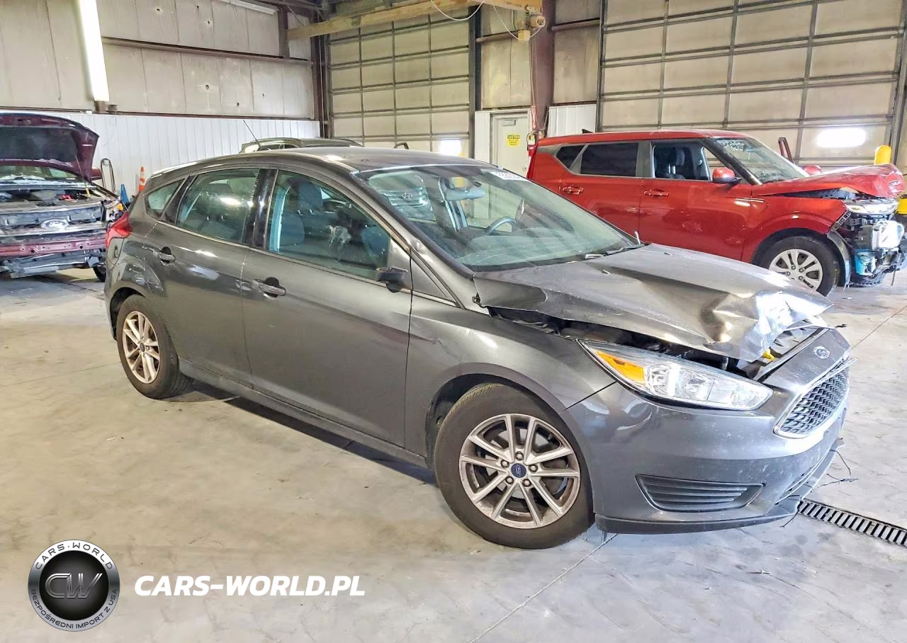 2017 Ford Focus Se VIN:1FADP3K26HL213242 - 4