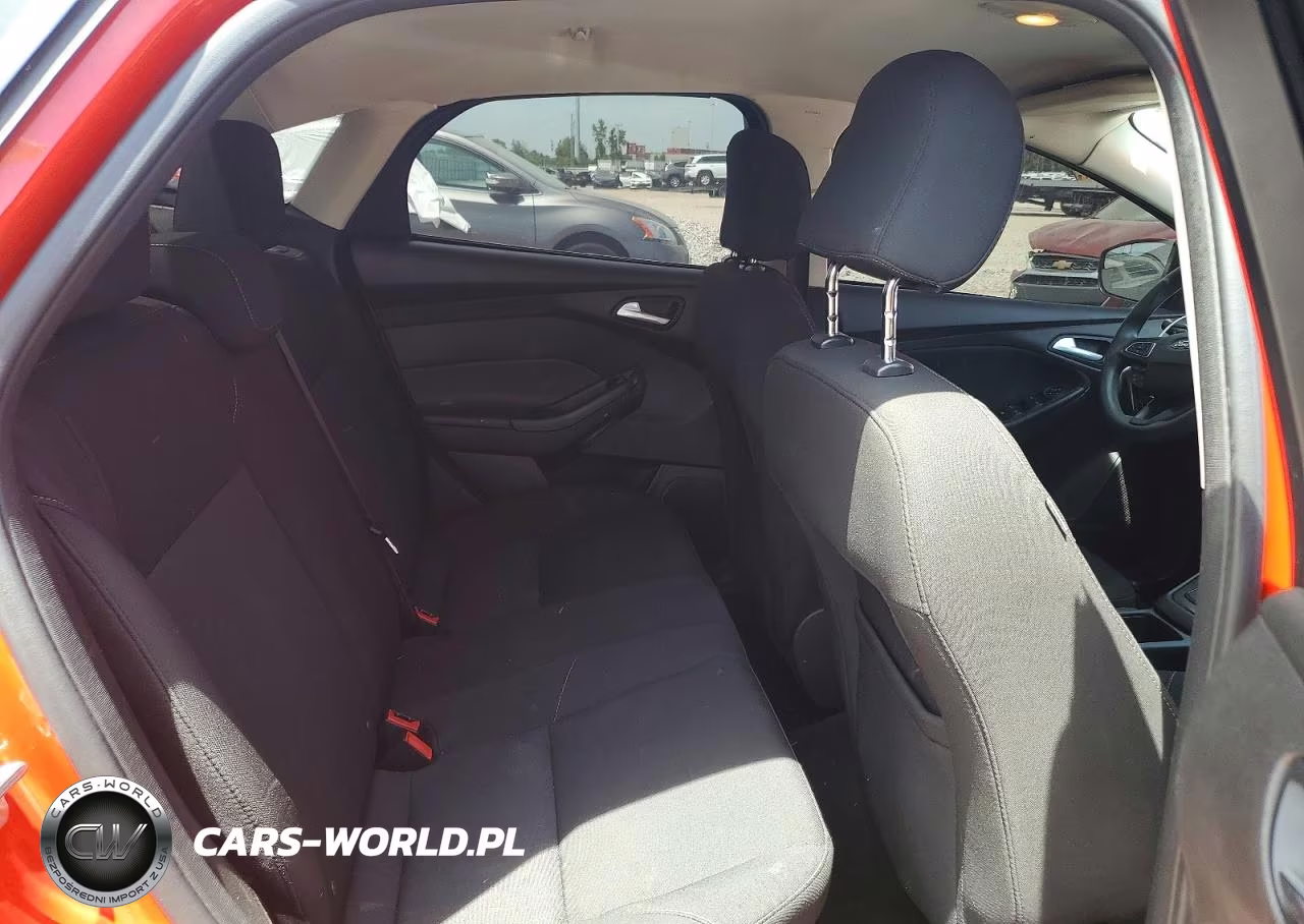2016 Ford Focus Se VIN:1FADP3F23GL371904 - 10