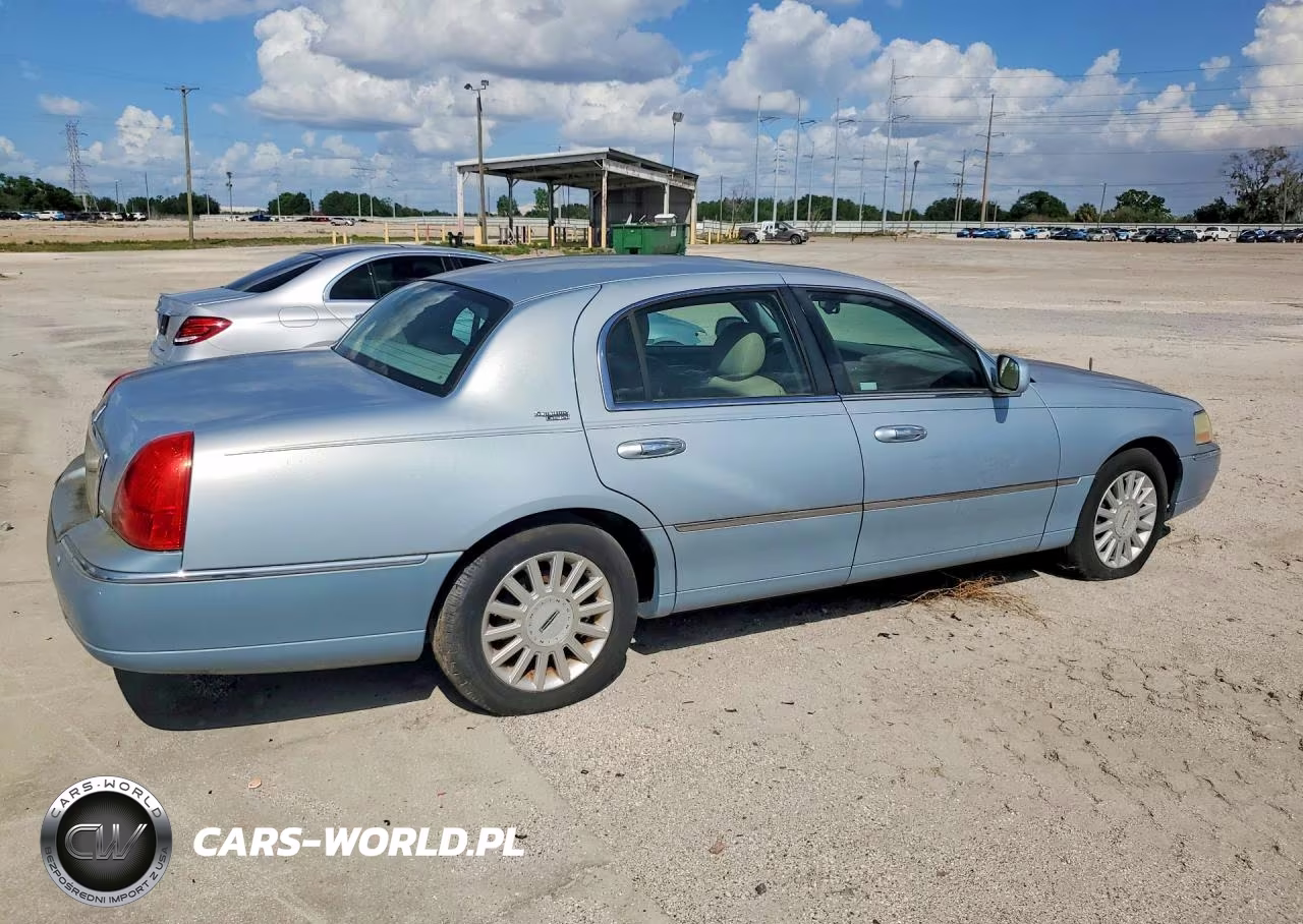 2005 Lincoln Town Car Signature Limited VIN:1LNHM82WX5Y645749 - 3