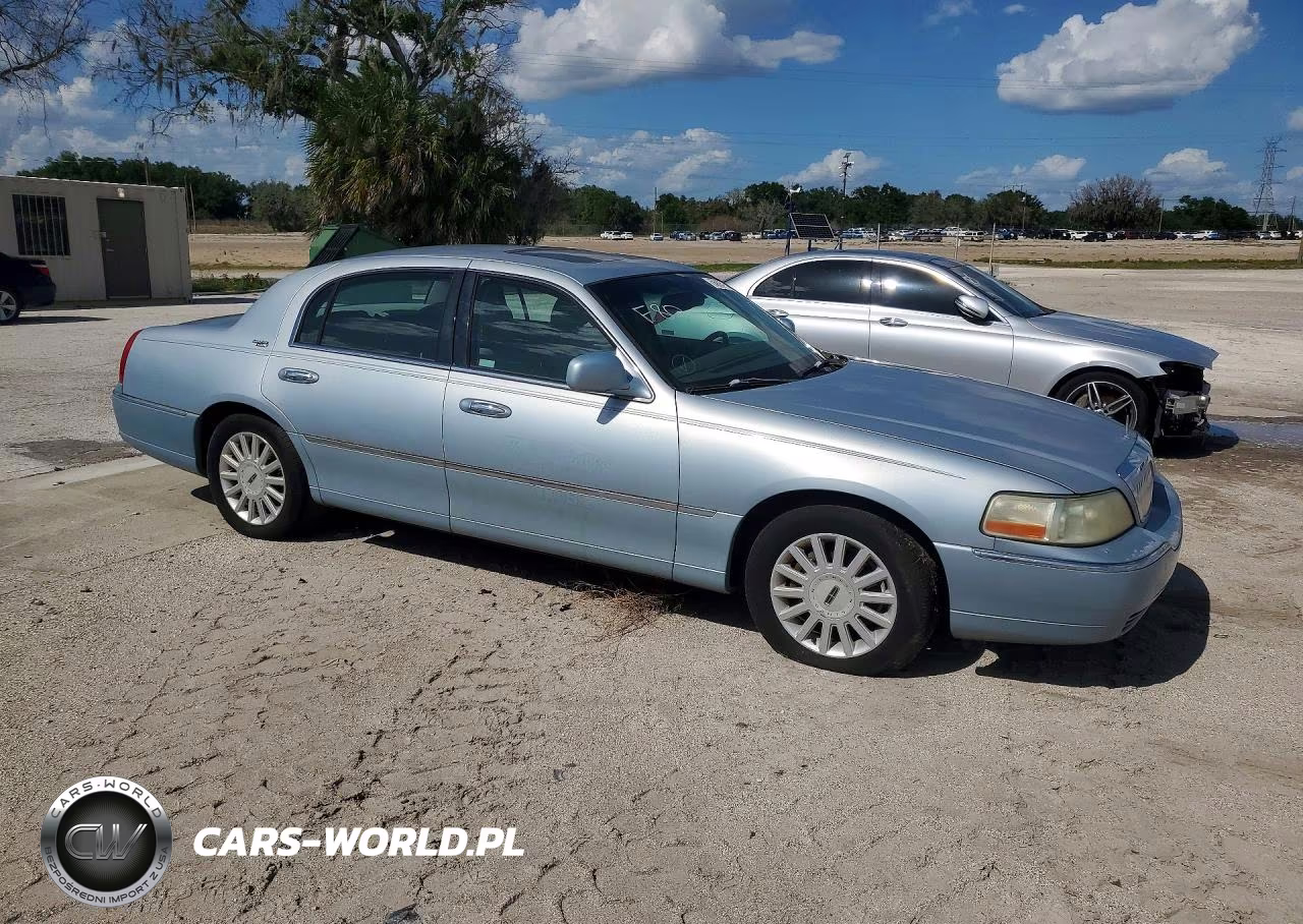 2005 Lincoln Town Car Signature Limited VIN:1LNHM82WX5Y645749 - 4