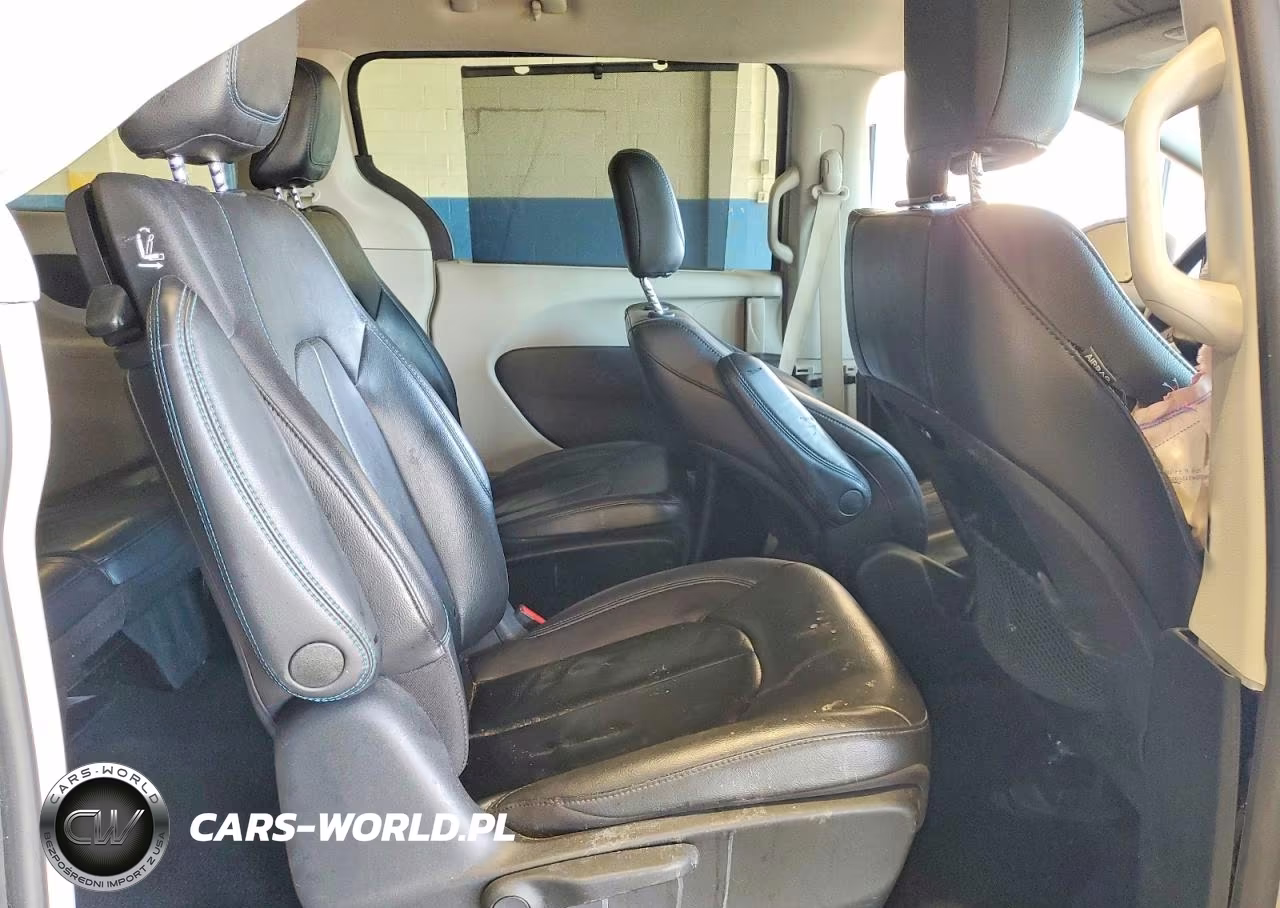 2021 Chrysler Pacifica Hybrid Touring L VIN:2C4RC1L7XMR586988 - 11