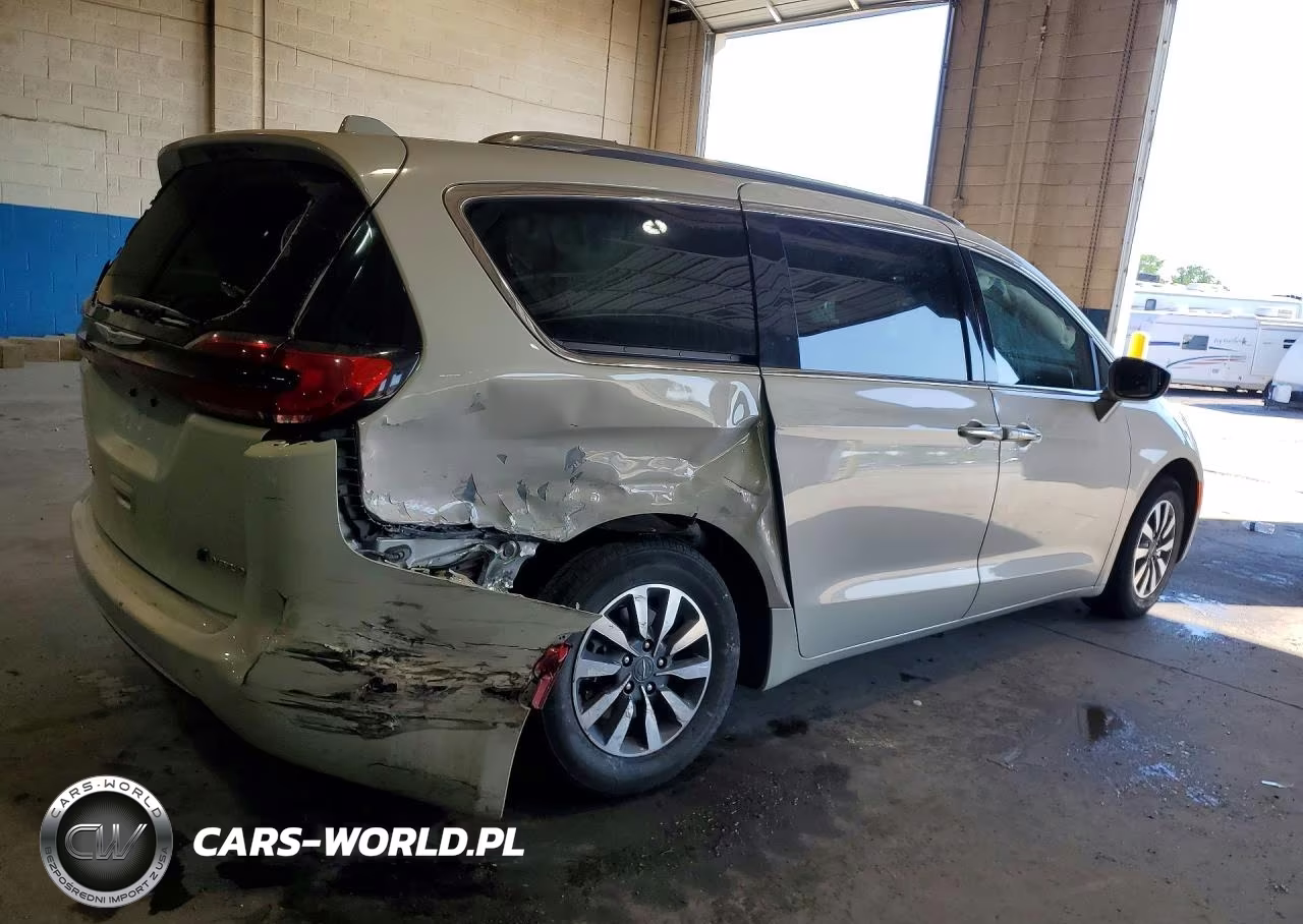 2021 Chrysler Pacifica Hybrid Touring L VIN:2C4RC1L7XMR586988 - 3