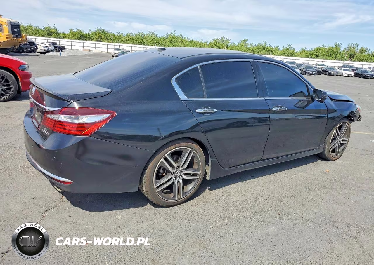 2017 Honda Accord Touring VIN:1HGCR3F9XHA004638 - 3