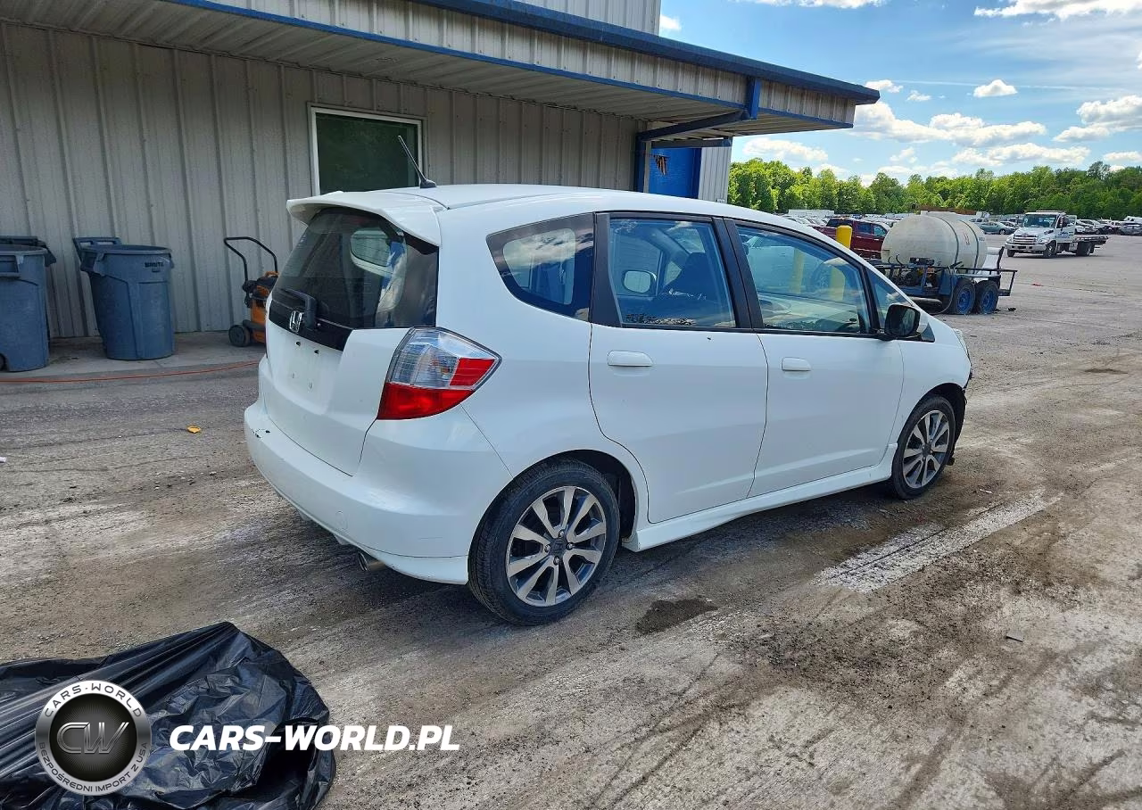 2013 Honda Fit Sport VIN:JHMGE8H54DC071090 - 3