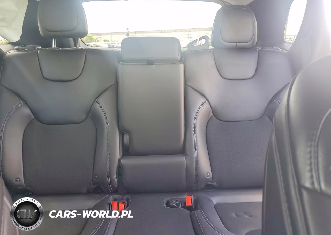 2019 Jeep Cherokee Latitude Plus VIN:1C4PJMLB2KD426512 - 10