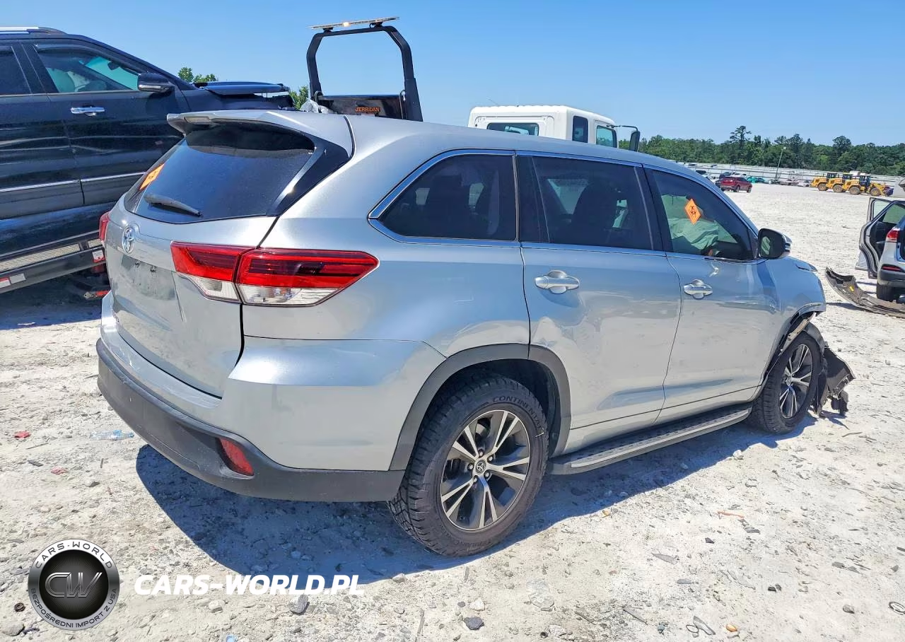 2018 Toyota Highlander Le VIN:5TDZARFH0JS040891 - 3