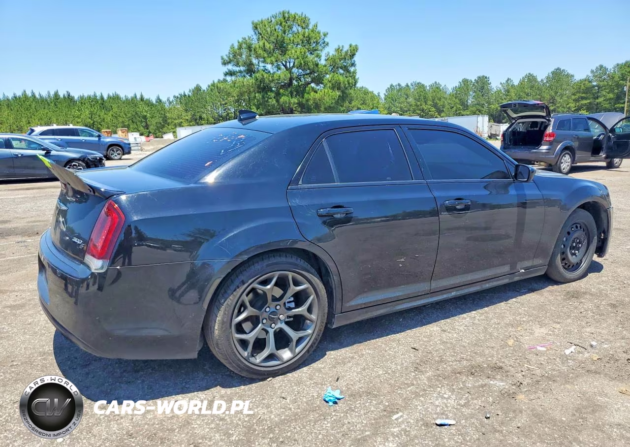 2018 Chrysler 300 S VIN:2C3CCABG2JH231570 - 3