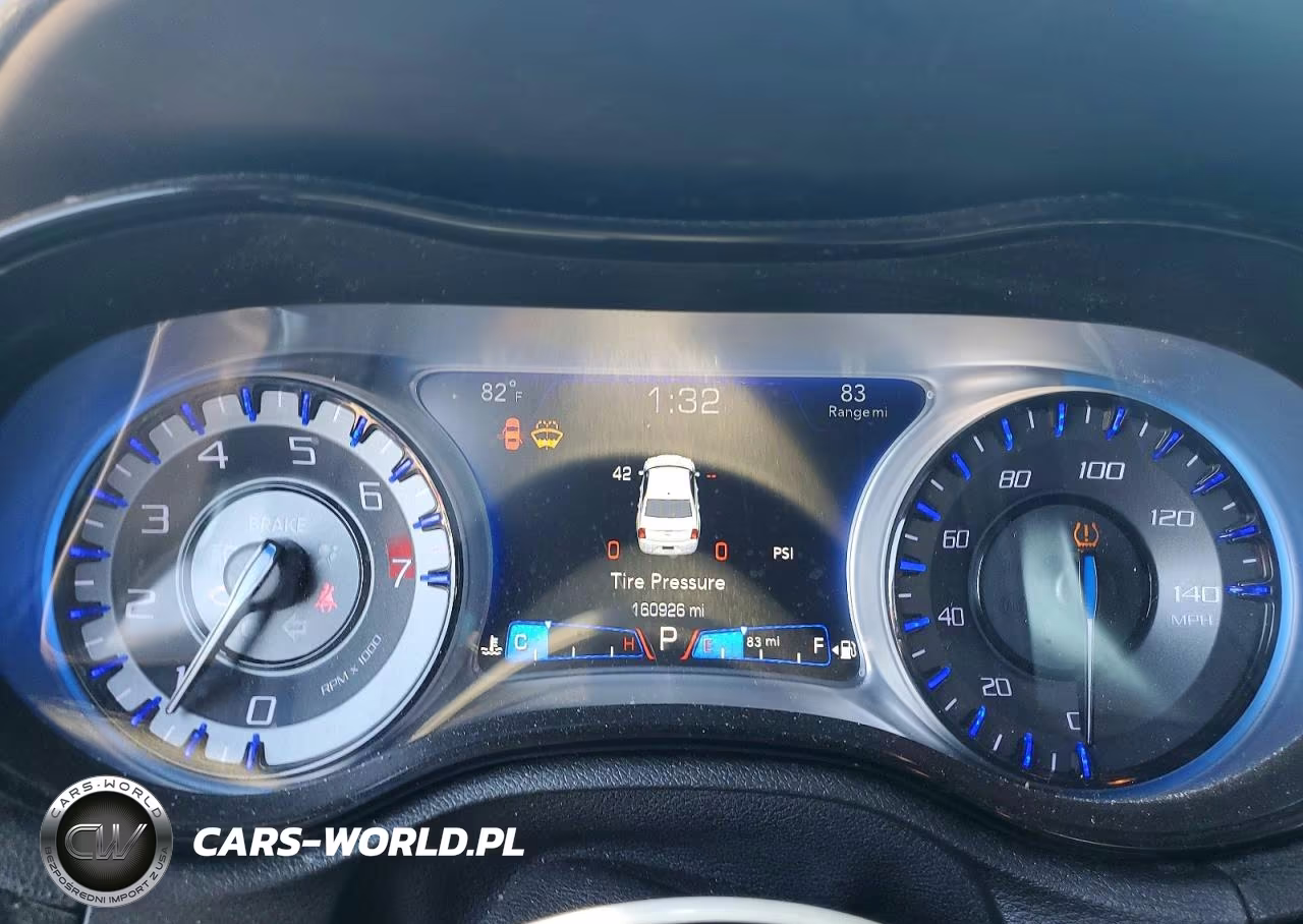 2018 Chrysler 300 S VIN:2C3CCABG2JH231570 - 9
