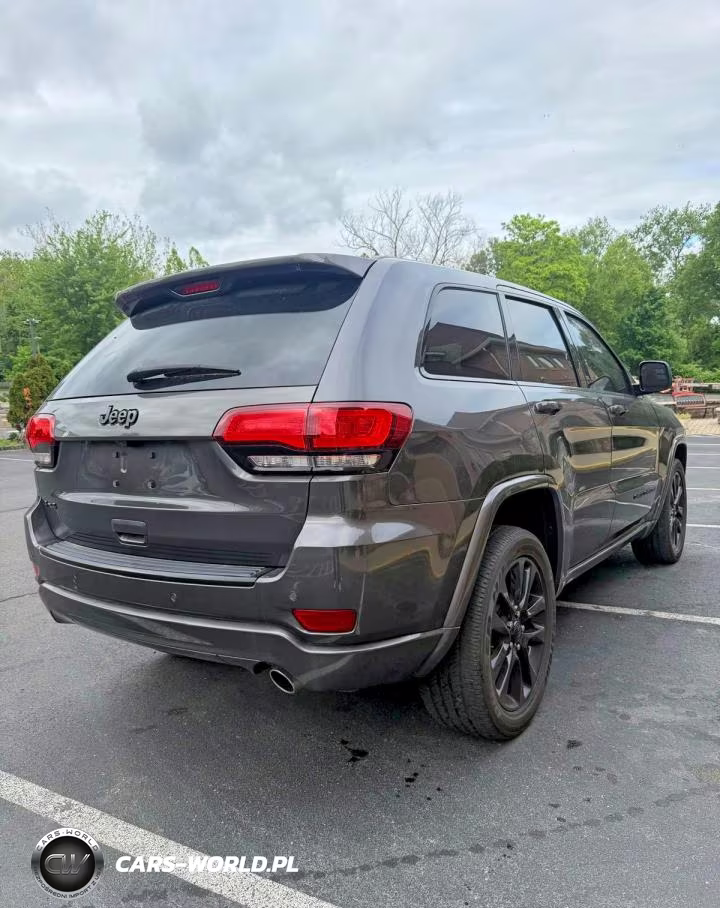 2018 Jeep Grand Cherokee Laredo VIN:1C4RJFAG4JC147876 - 3