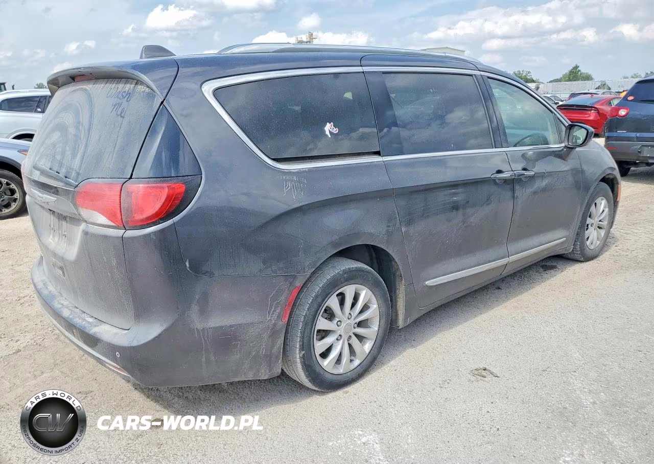 2018 Chrysler Pacifica Touring L VIN:2C4RC1BG8JR219018 - 3