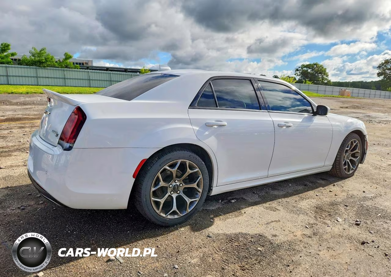 2018 Chrysler 300 S VIN:2C3CCABG0JH274580 - 3