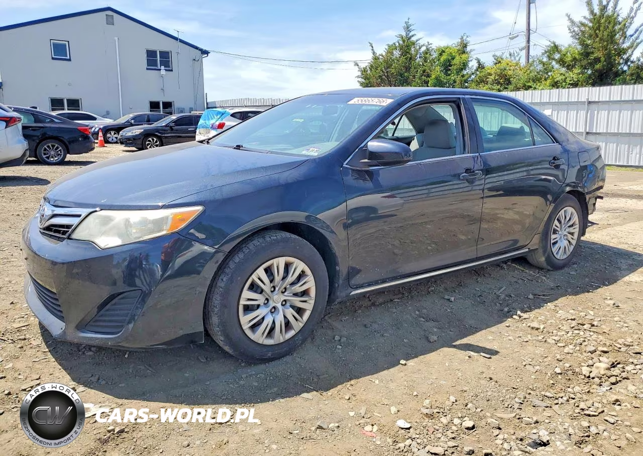 2013 Toyota Camry Le – zdjęcie 1 z 13