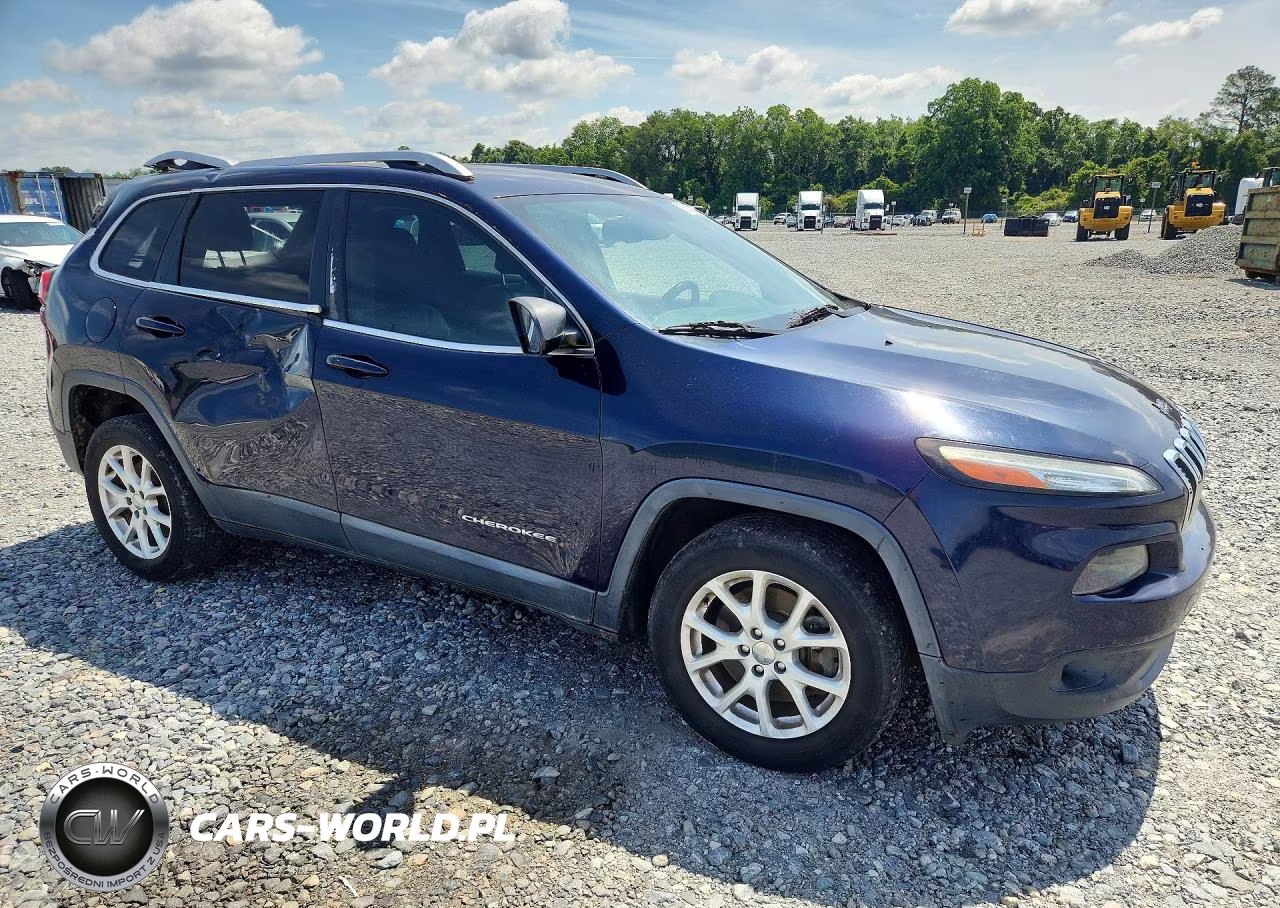 2015 Jeep Cherokee Latitude VIN:1C4PJLCS2FW553815 - 4