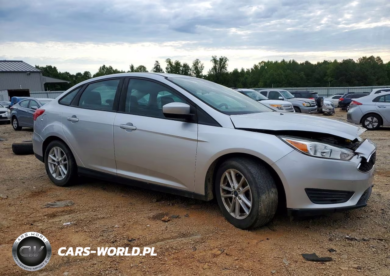 2018 Ford Focus Se VIN:1FADP3F29JL324223 - 4