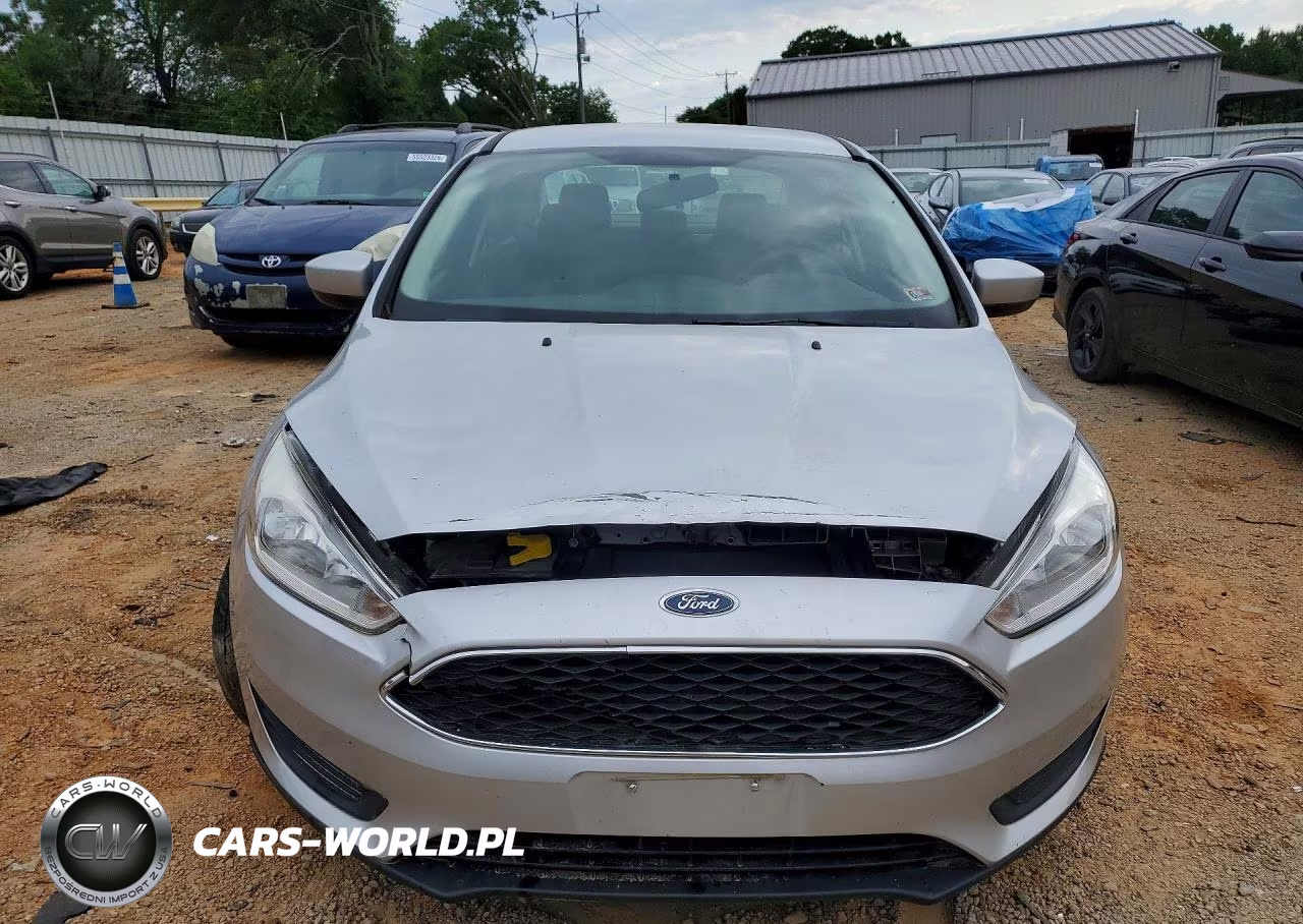 2018 Ford Focus Se VIN:1FADP3F29JL324223 - 5