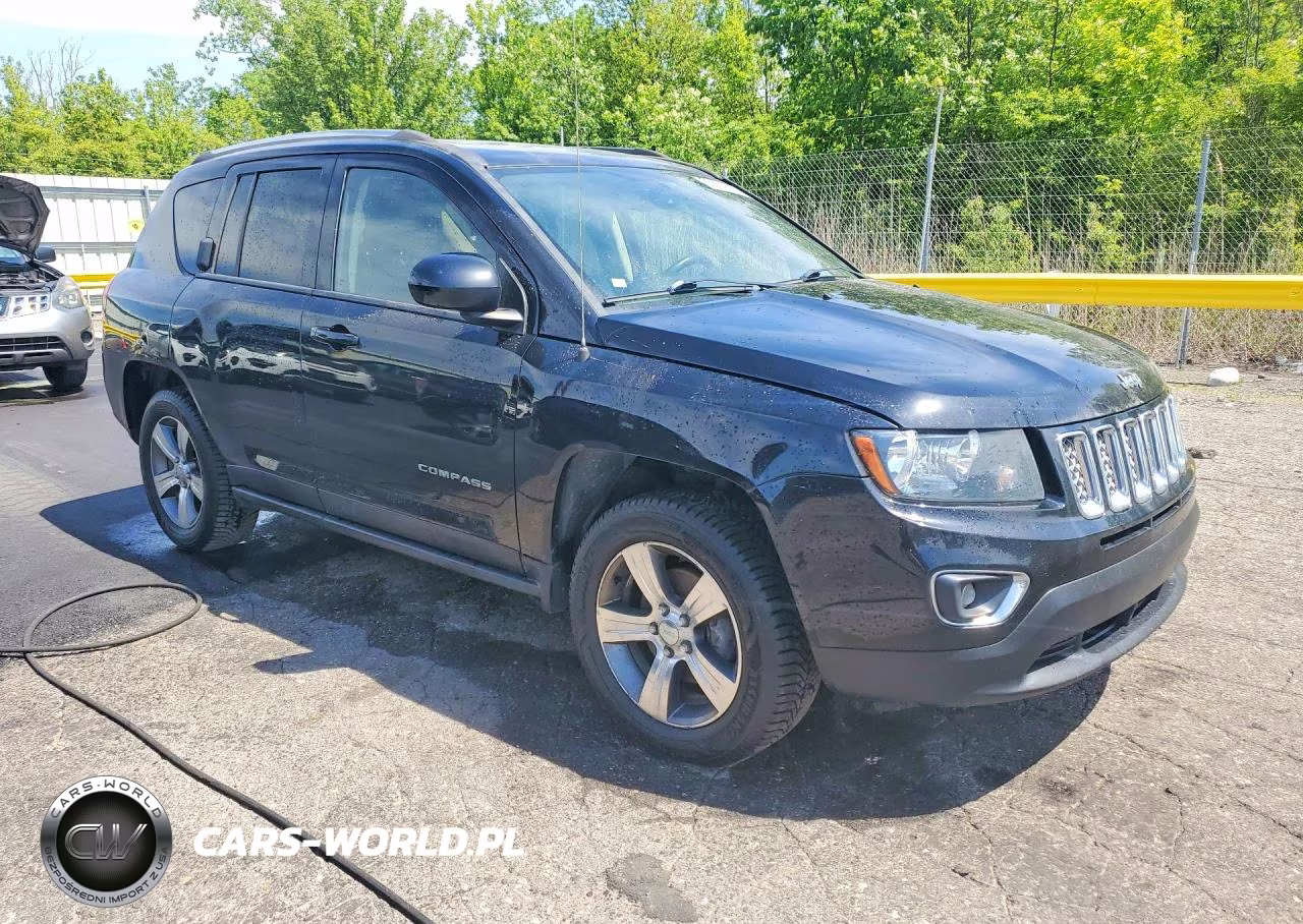 2017 Jeep Compass Latitude VIN:1C4NJCEA9HD102195 - 4