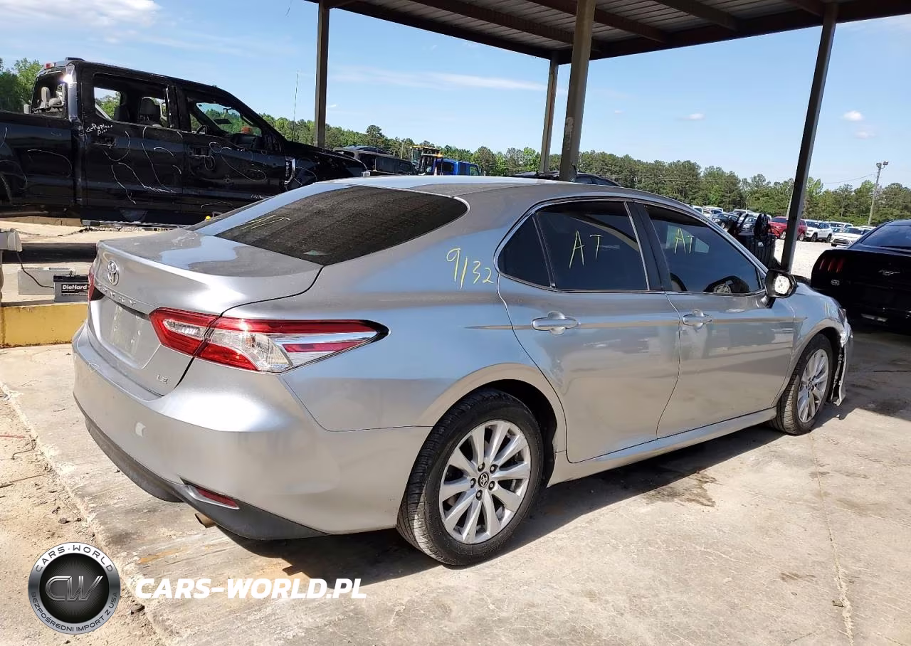 2018 Toyota Camry L VIN:4T1B11HK3JU644910 - 3