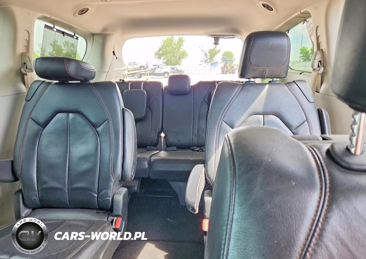 2018 Chrysler Pacifica Touring L Plus VIN:2C4RC1EG6JR247900 - 10