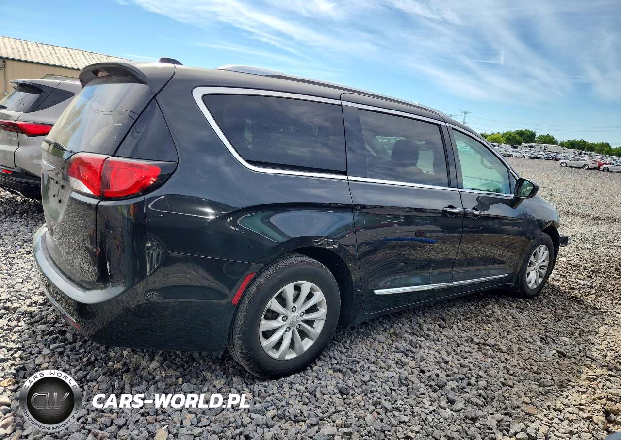 2018 Chrysler Pacifica Touring L Plus VIN:2C4RC1EG6JR247900 - 3