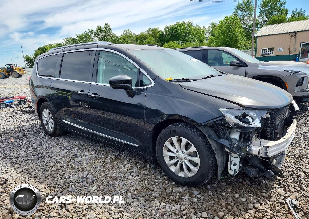 2018 Chrysler Pacifica Touring L Plus VIN:2C4RC1EG6JR247900 - 4
