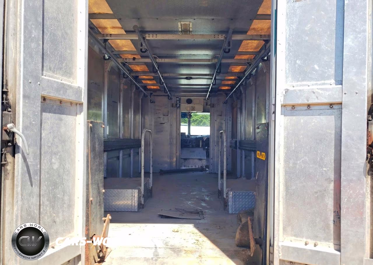 2011 Workhorse W62 Delivery Truck VIN:5B4LFG2EXB3443468 - 11