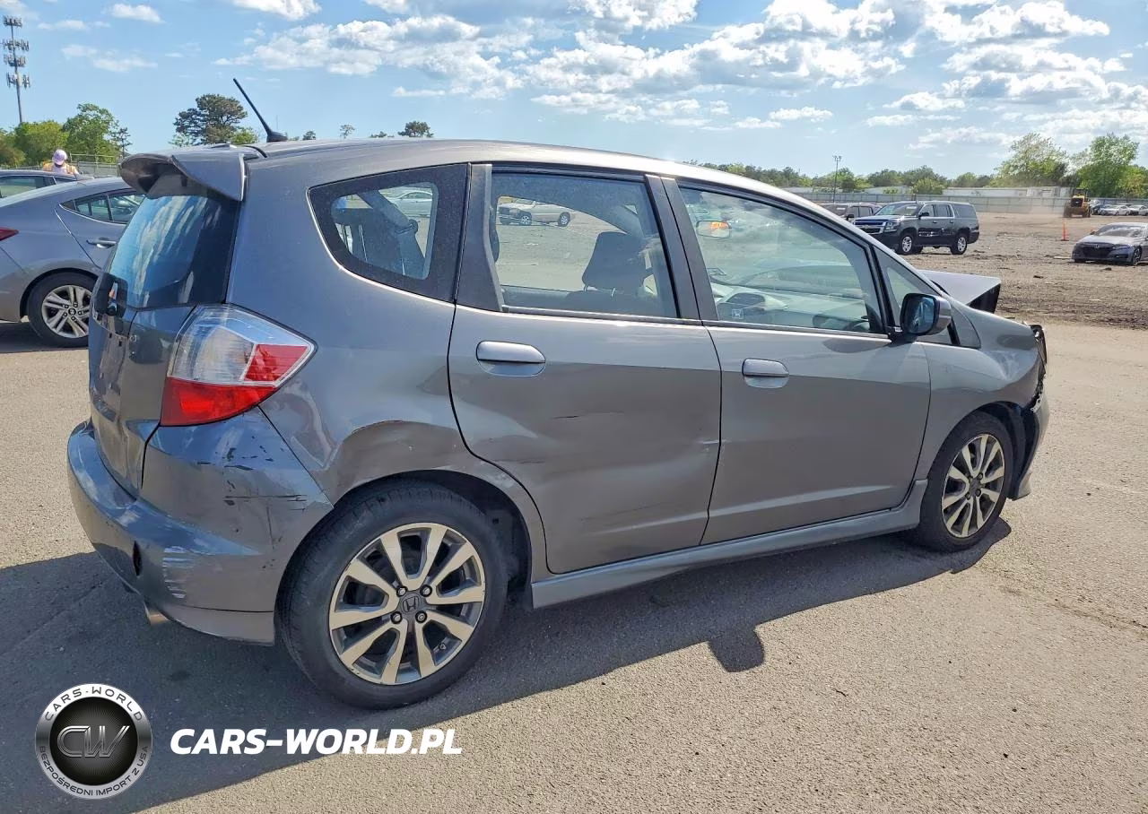 2013 Honda Fit Sport VIN:JHMGE8H52DC074828 - 3