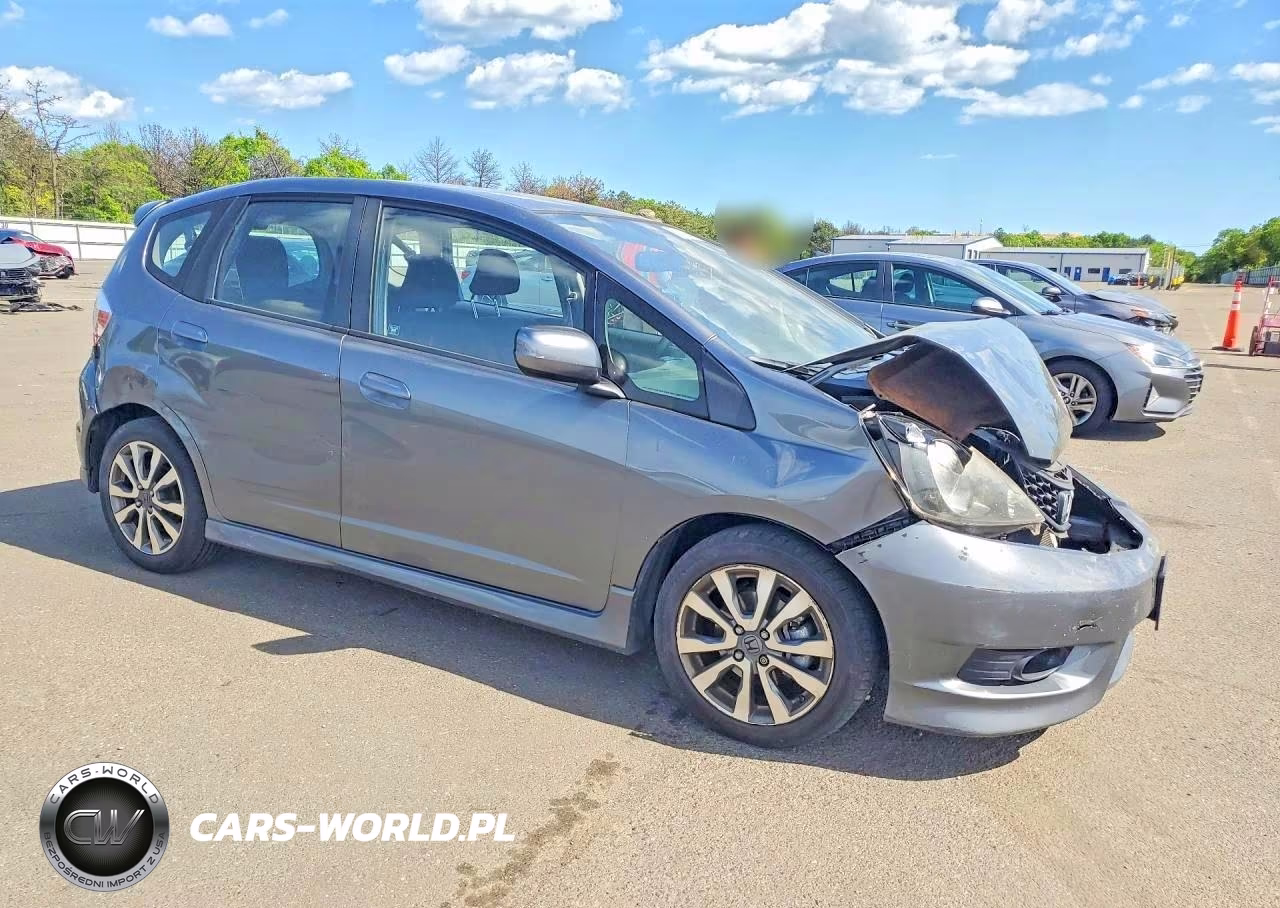2013 Honda Fit Sport VIN:JHMGE8H52DC074828 - 4
