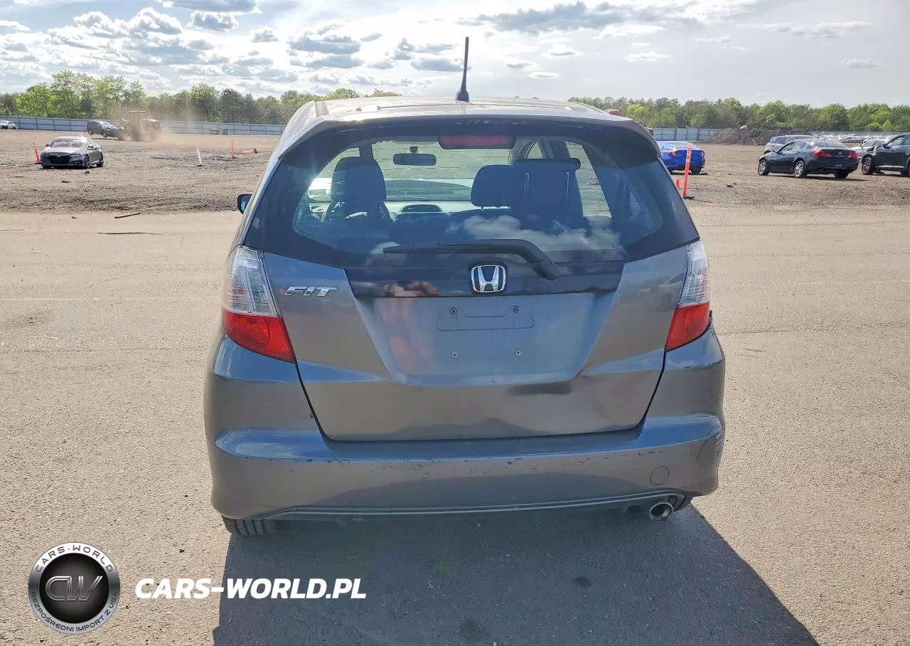 2013 Honda Fit Sport VIN:JHMGE8H52DC074828 - 6