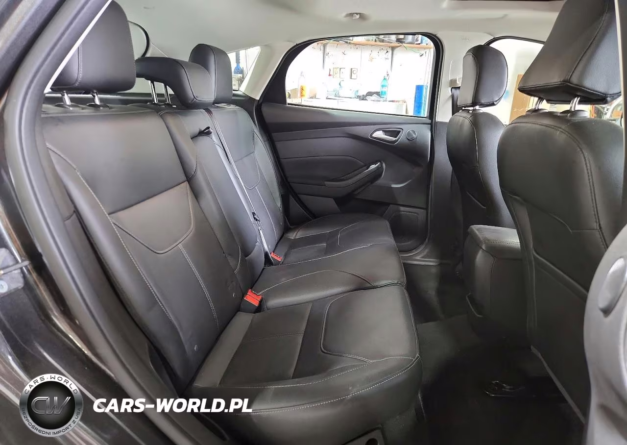 2018 Ford Focus Titanium VIN:1FADP3N29JL232899 - 10