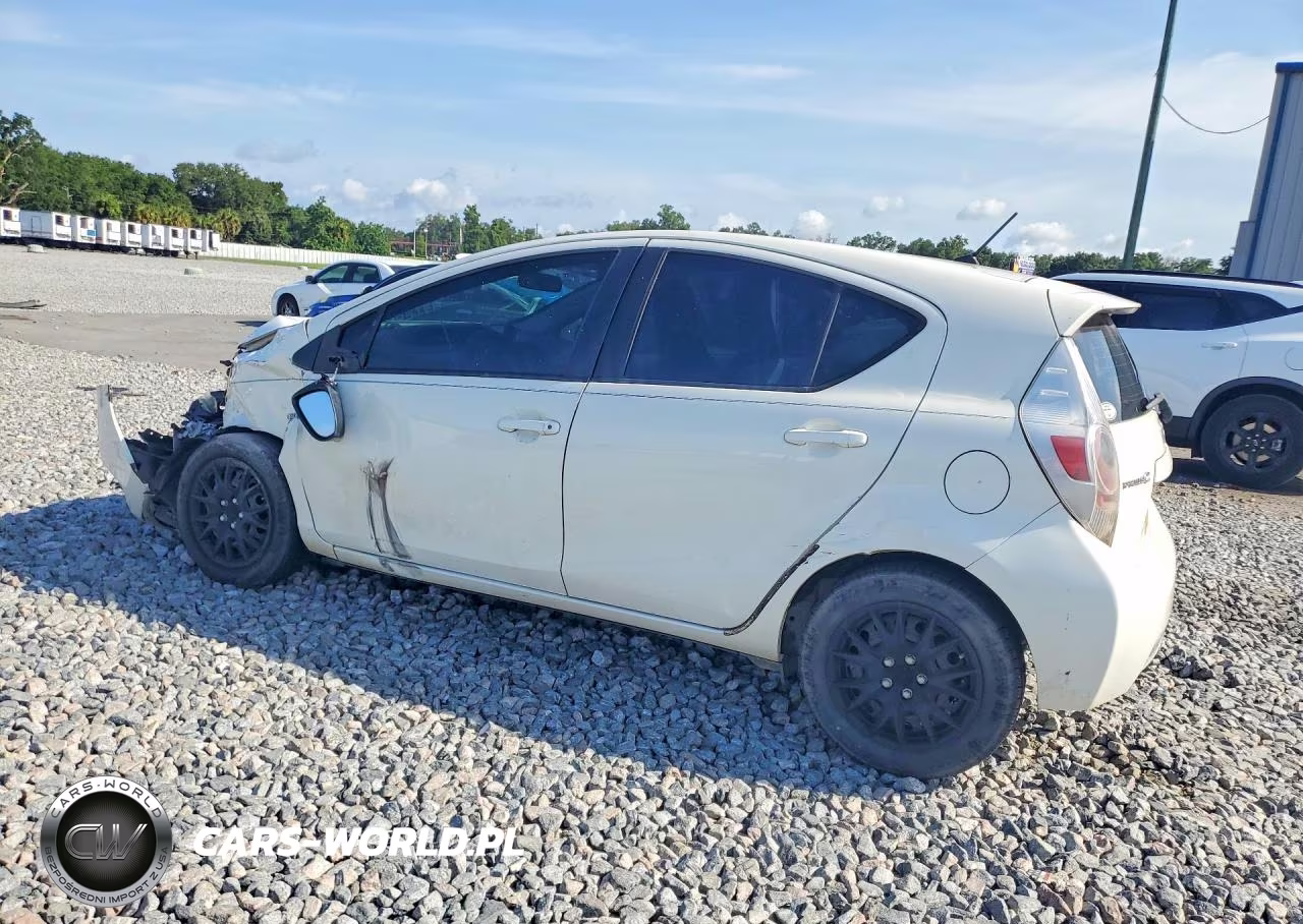 2013 Toyota Prius C One VIN:JTDKDTB3XD1531826 - 2
