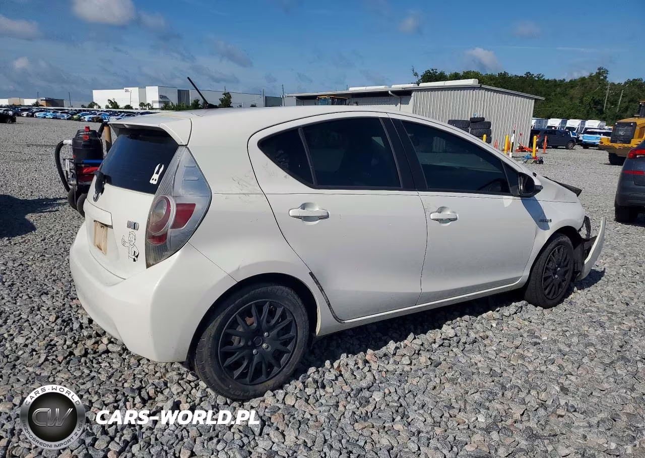 2013 Toyota Prius C One VIN:JTDKDTB3XD1531826 - 3