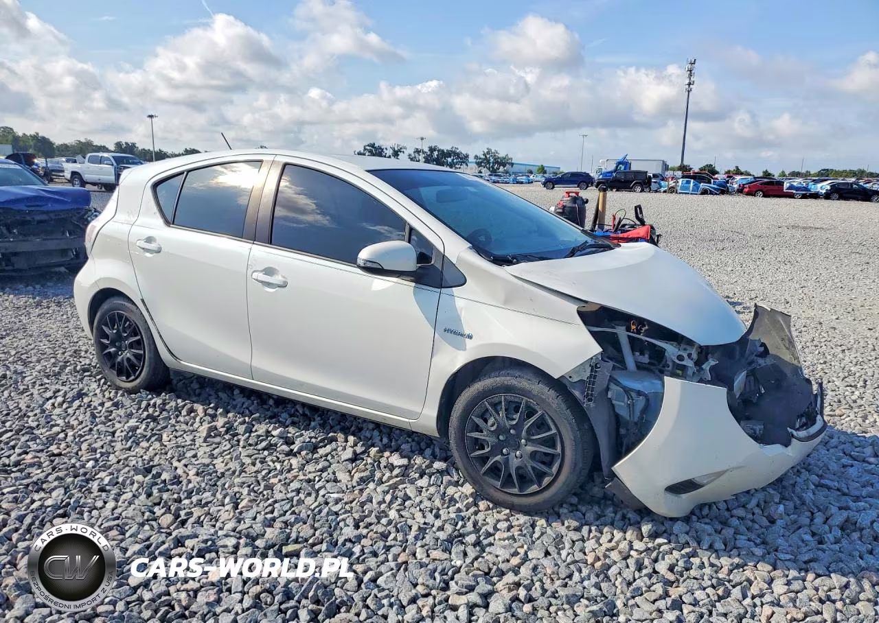 2013 Toyota Prius C One VIN:JTDKDTB3XD1531826 - 4