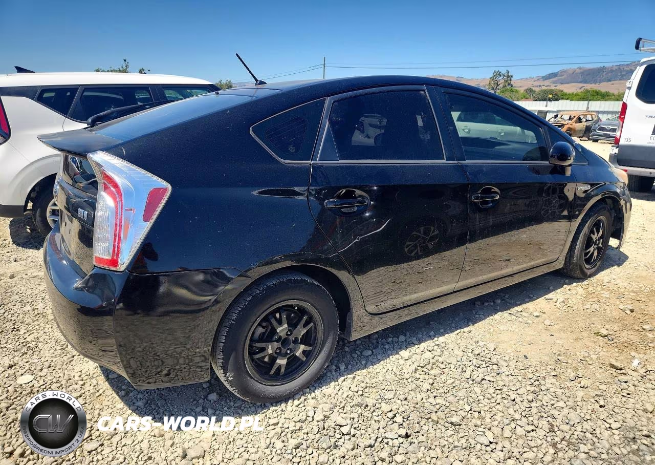 2013 Toyota Prius Two VIN:JTDKN3DU7D5635489 - 3