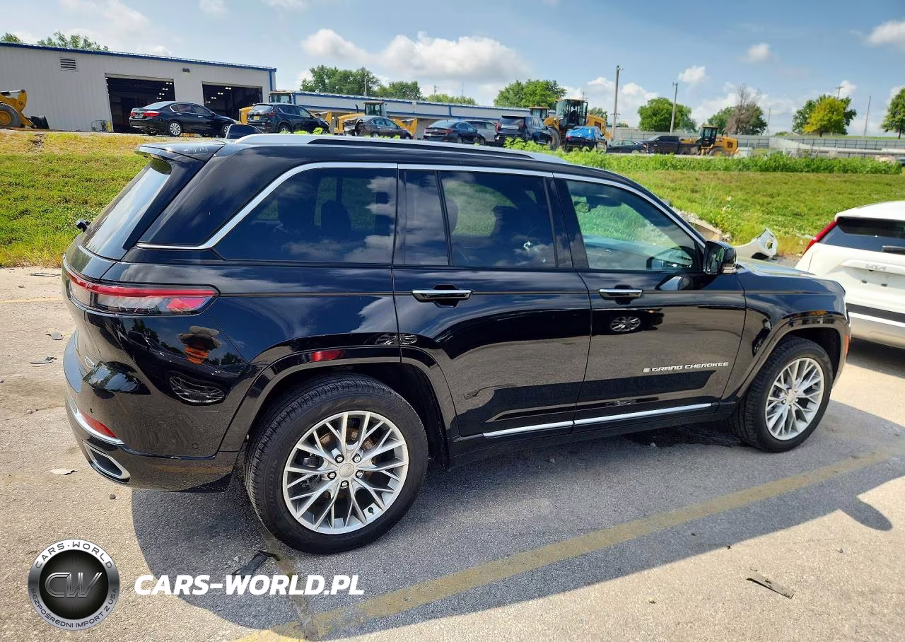2023 Jeep Grand Cherokee Summit VIN:1C4RJHEG8PC586707 - 3