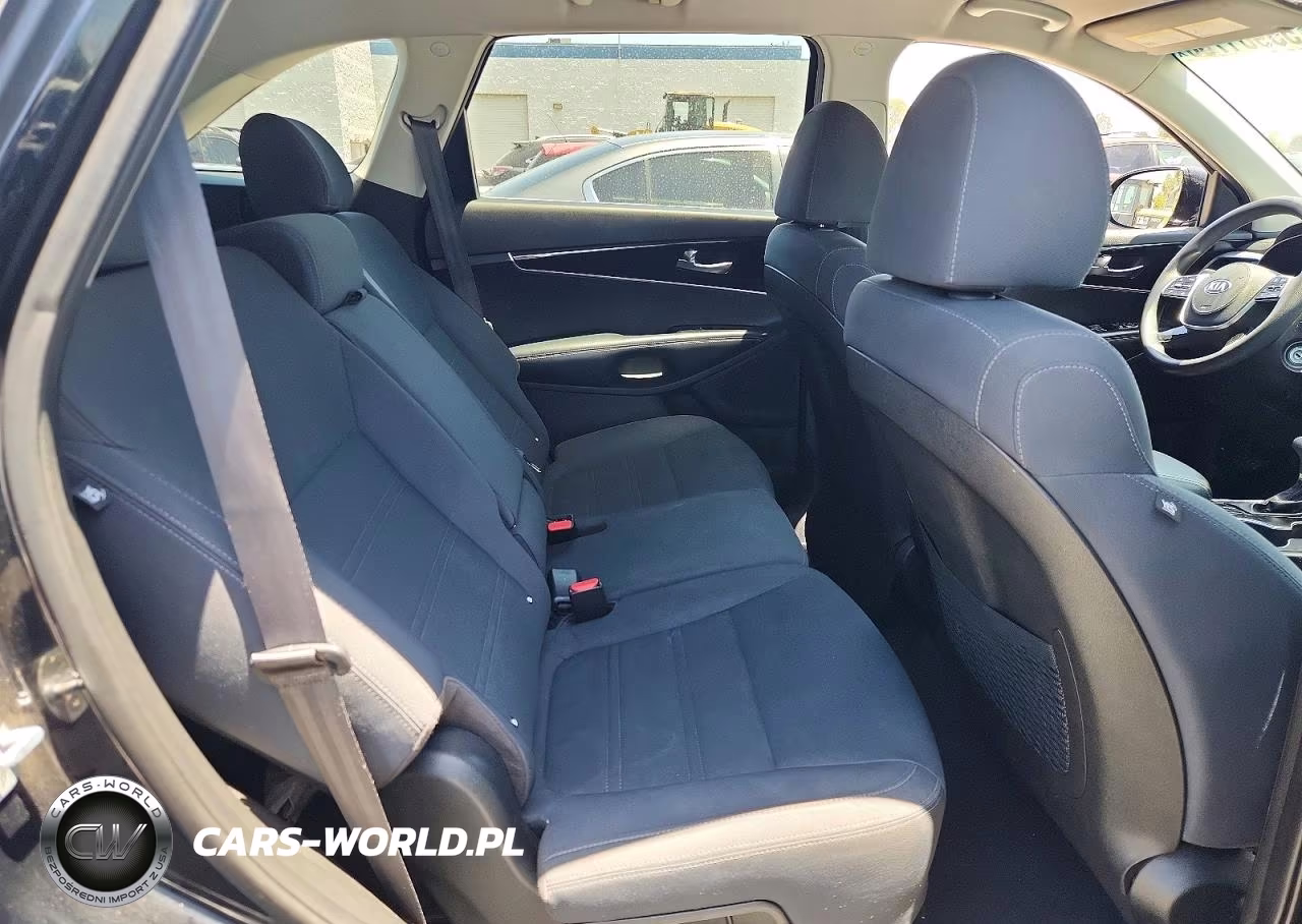 2019 Kia Sorento L VIN:5XYPG4A34KG456302 - 10