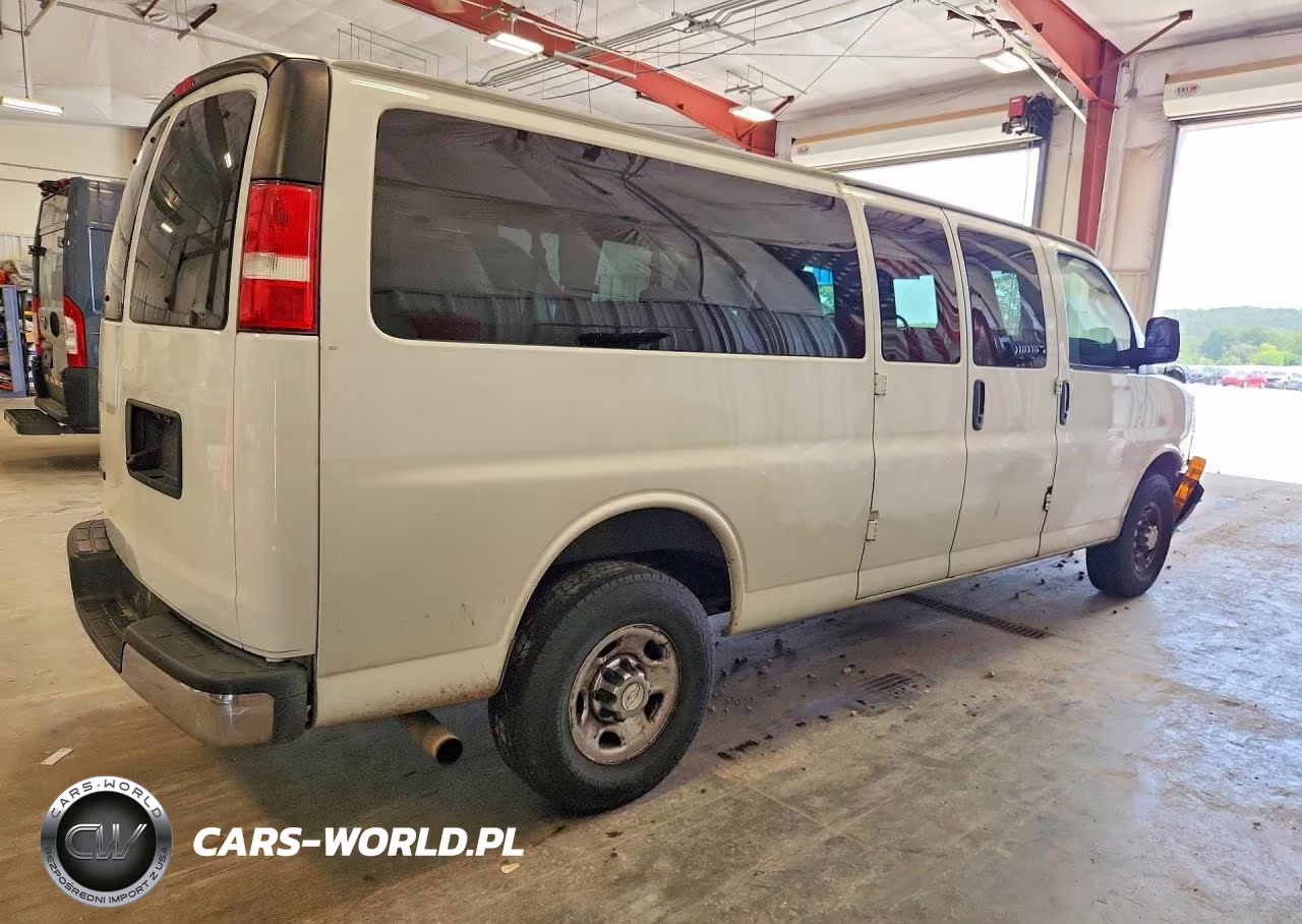 2018 Chevrolet Express G2500 VIN:1GAZGPFG7J1278477 - 3