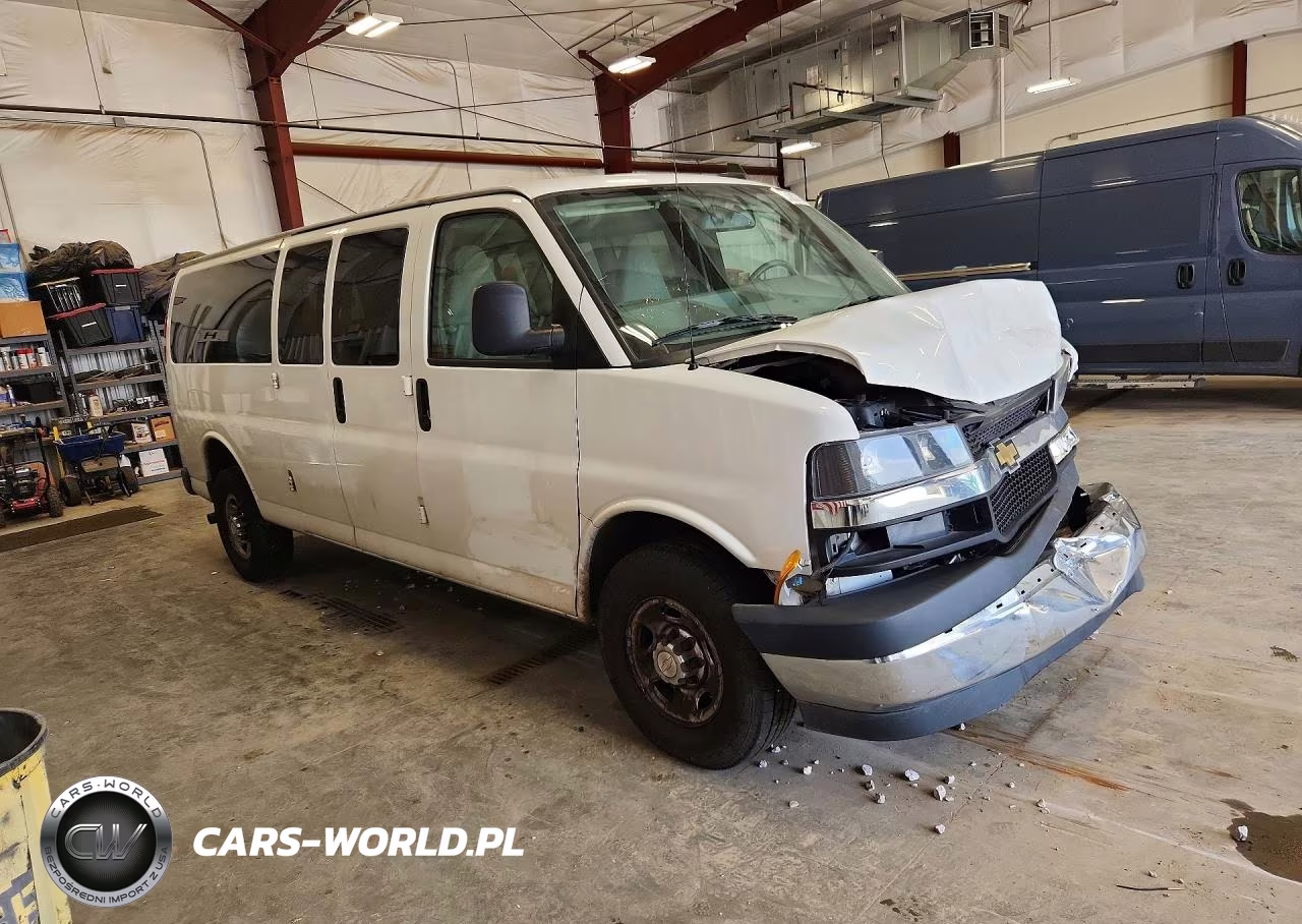 2018 Chevrolet Express G2500 VIN:1GAZGPFG7J1278477 - 4