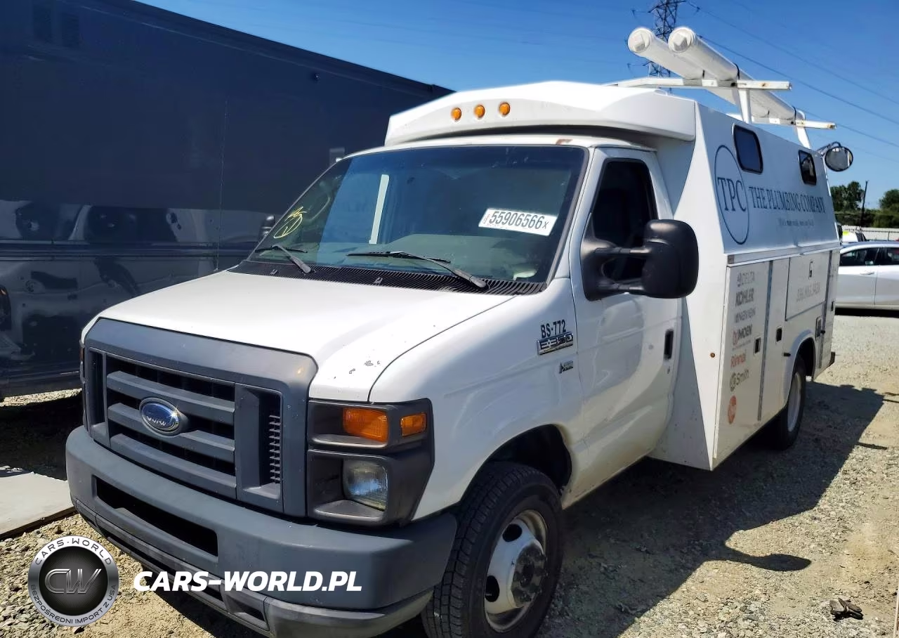 2013 Ford Econoline E350 Super Duty Cutaway Van