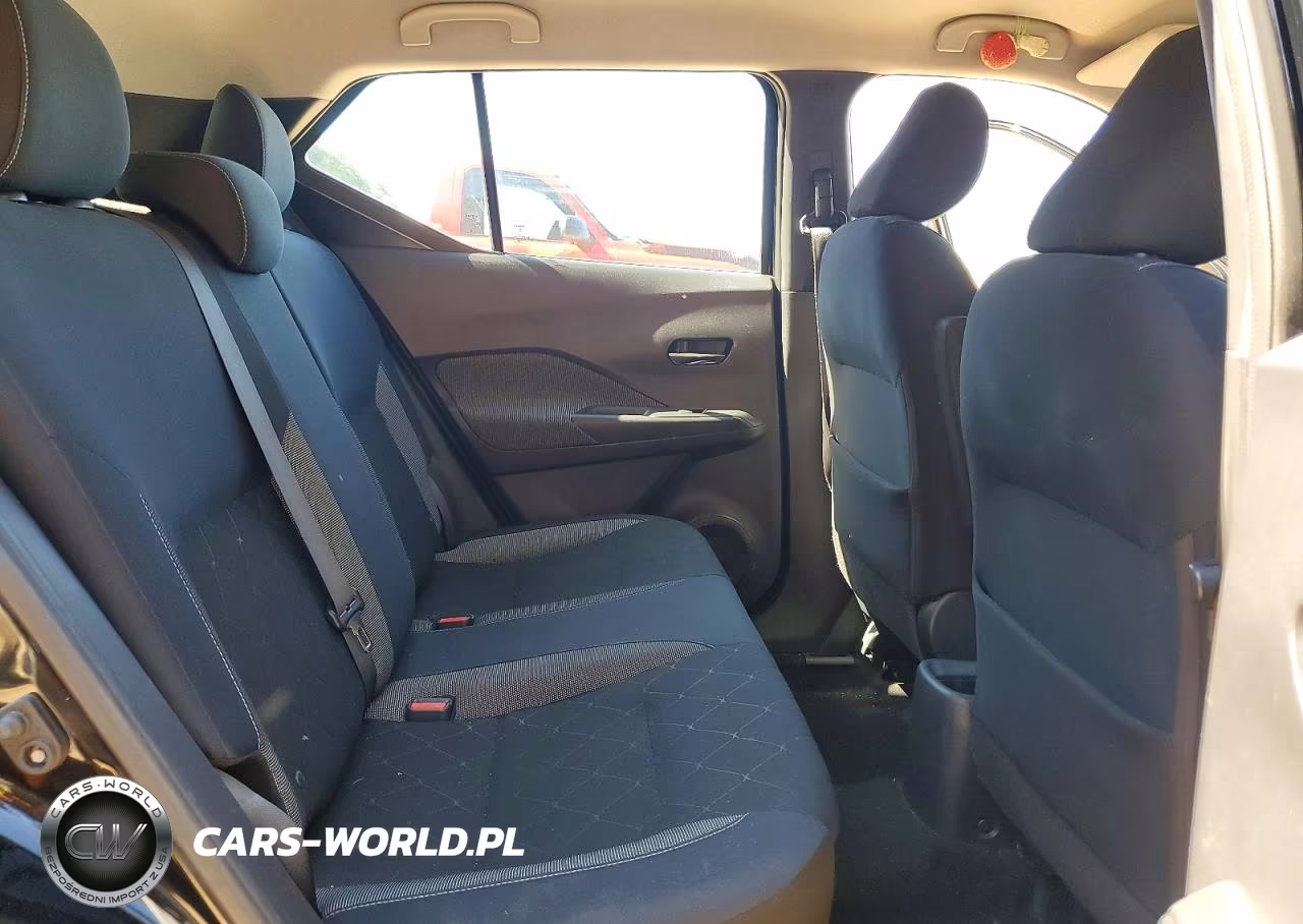 2018 Nissan Kicks S VIN:3N1CP5CUXJL523747 - 10