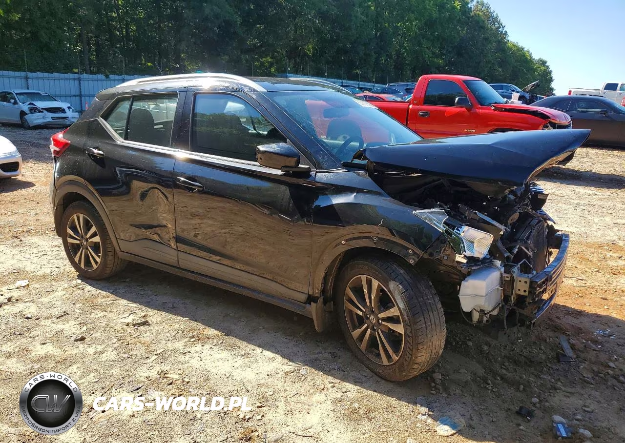 2018 Nissan Kicks S VIN:3N1CP5CUXJL523747 - 4