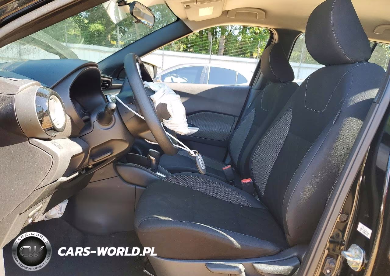 2018 Nissan Kicks S VIN:3N1CP5CUXJL523747 - 7