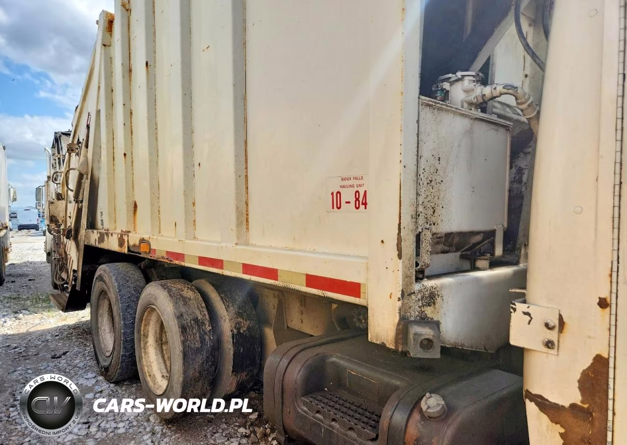 1998 International 4900 Refuse Truck VIN:1HTSDAARXWH498530 - 9