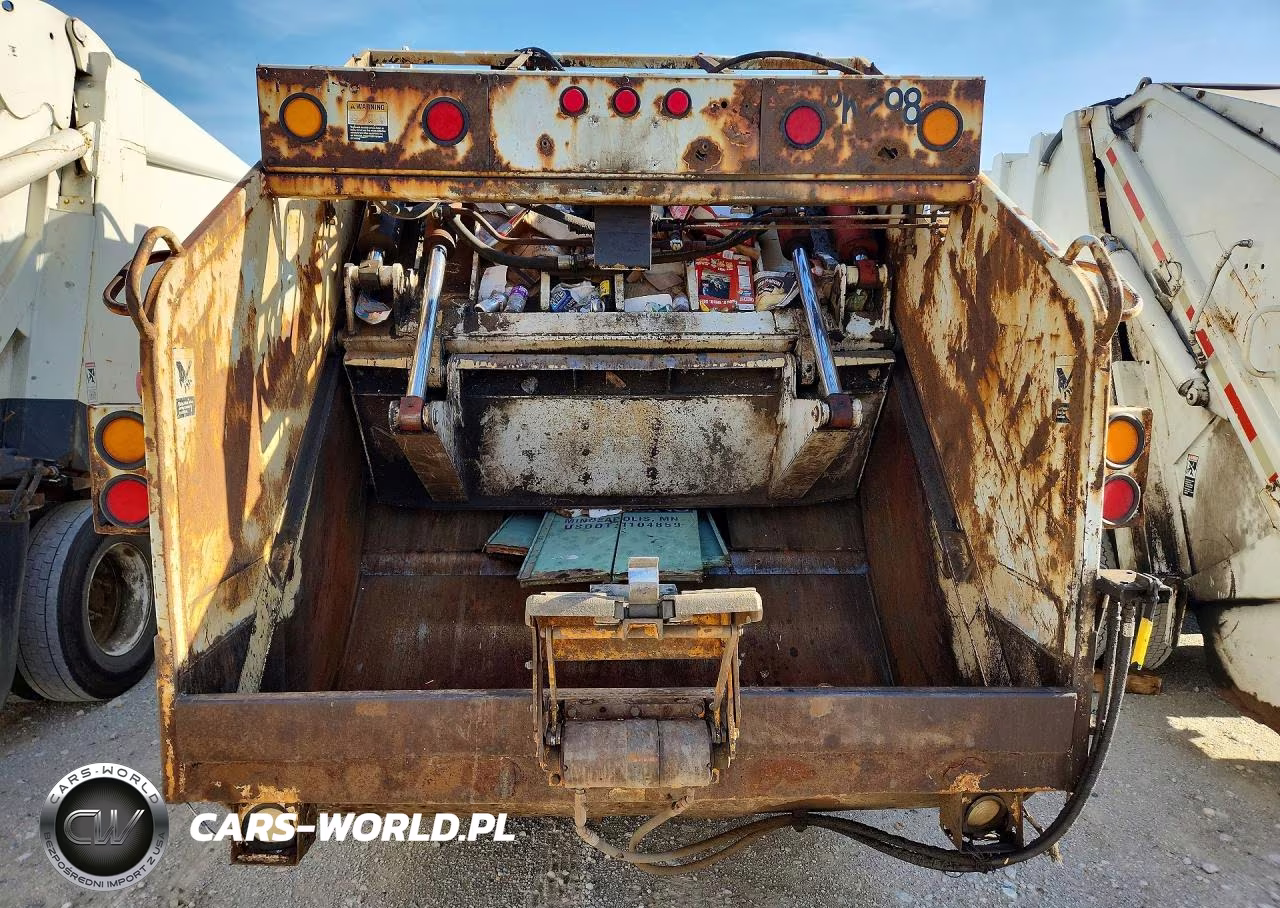 1998 International 4900 Refuse Truck VIN:1HTSDAAR3WH498532 - 6