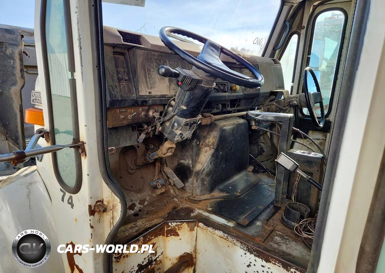1998 International 4900 Refuse Truck VIN:1HTSDAAR3WH498532 - 8
