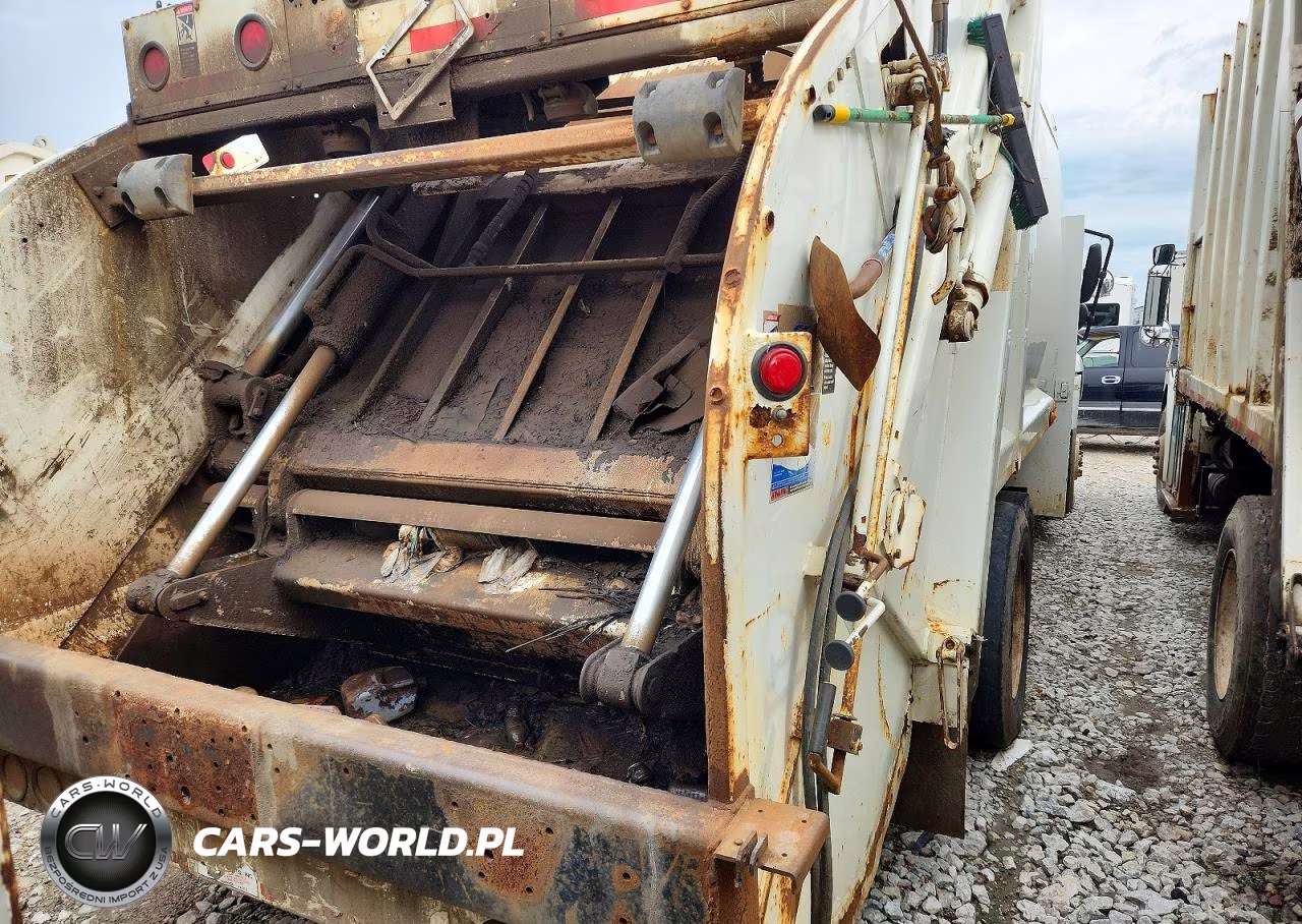 2006 International 7400 Refuse Truck VIN:1HTWCAZR66J333026 - 4