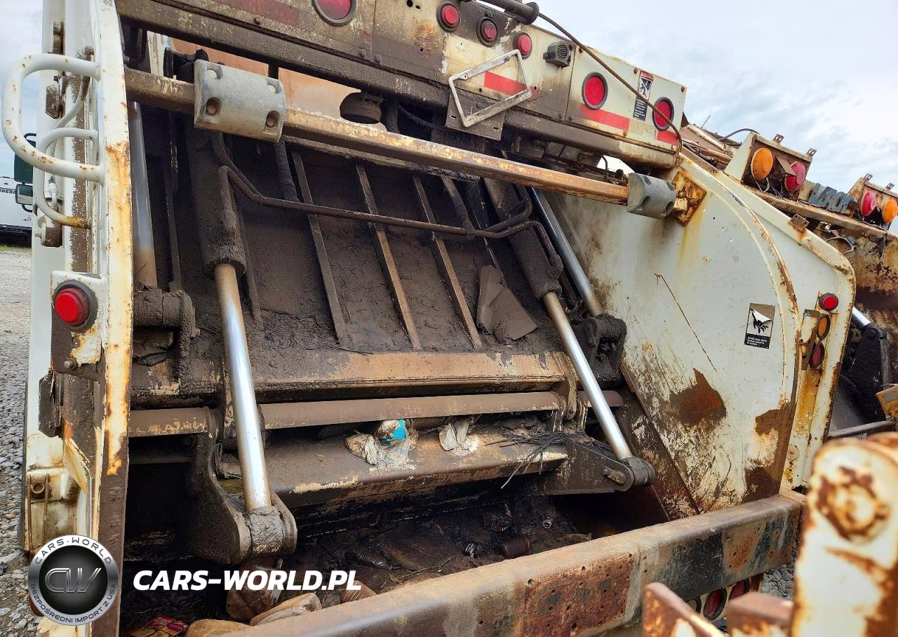 2006 International 7400 Refuse Truck VIN:1HTWCAZR66J333026 - 6