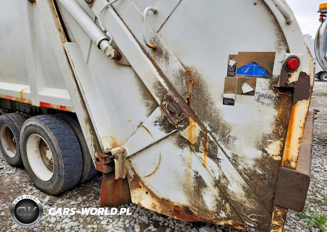 2006 International 7400 Refuse Truck VIN:1HTWCAZR66J333026 - 9
