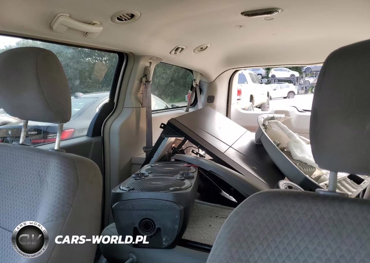 2008 Chrysler Town & Country Lx VIN:2A8HR44H08R125624 - 10