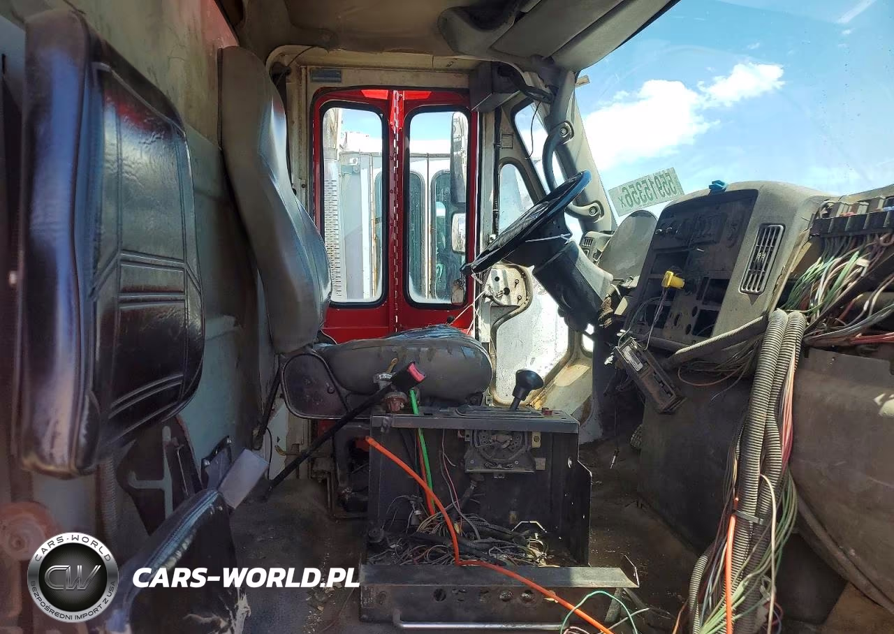 2005 International 7400 Refuse Truck VIN:1HTWCAAR25J039164 - 5