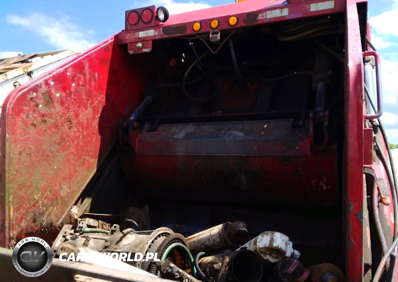 2005 International 7400 Refuse Truck VIN:1HTWCAAR25J039164 - 6